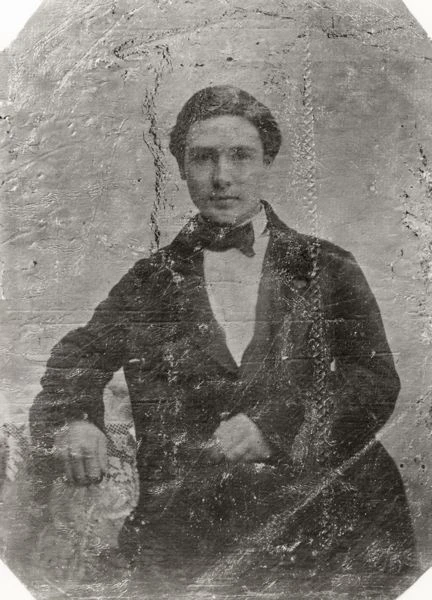 Svartvitt foto av sittande man. 