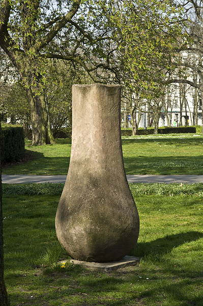 Hedy Jolly-Dahlströms urna placerad i Stadsparken/Krookska planteringen i Helsingborg. Fotograf: Sofia Rydell