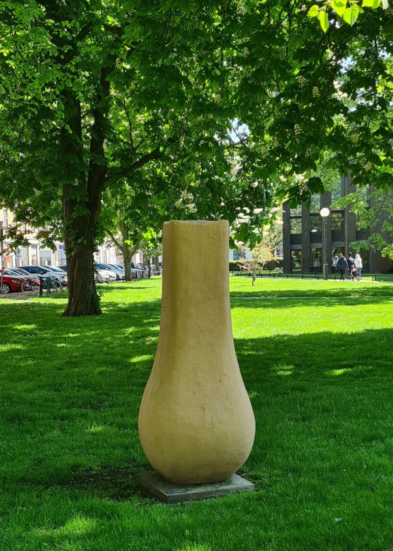 Urnformad skulptur i park