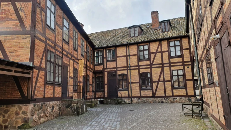 Strömgrändsgårdens innergård på Fredriksdal år 2022. Foto: Frida Johansson/Helsingborgs museum