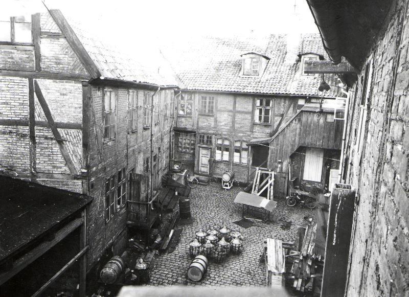 Strömgrändsgårdens innergård innan förflyttningen till Fredriksdal. Foto: Helsingborgs museum 63-331