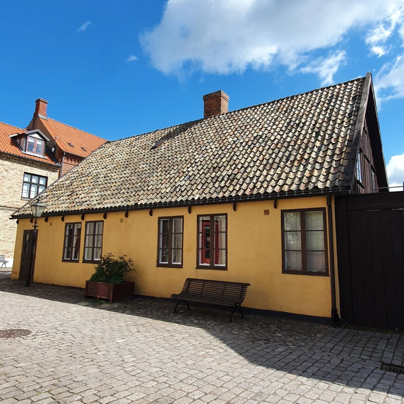 Béenska huset på Fredriksdal 2022, sett från stadskvarterens huvudgata. Foto: Frida Johansson