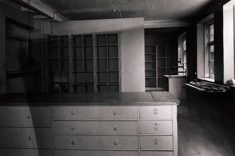 Interiören fotograferad 1962, strax före rivning. Hemslöjdens butiksinredning är kvar i huset. Foto: Helsingborgs museum 62_320