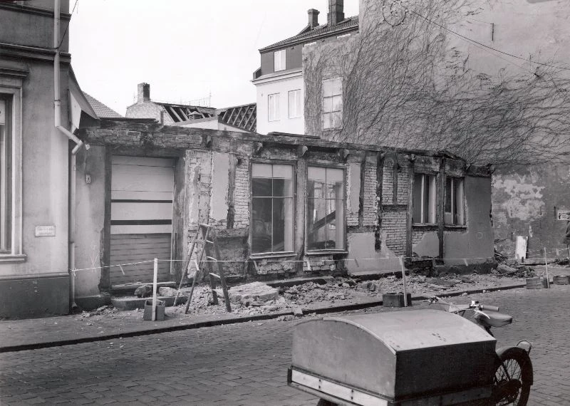 Huset under rivning 1962. Bilden är tagen från andra sidan Norra Storgatan. Här syns de skyltfönster som inte längre finns kvar. Foto: Helsingborgs museum 62_365