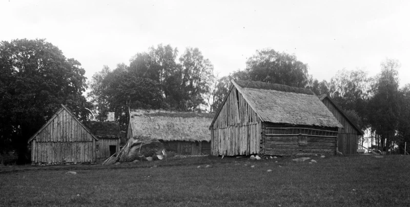 Ågård på sin ursprungliga plats i Markaryds socken 1922. Boningslängan skymtar till höger. Foto: Helsingborgs museum 22-230