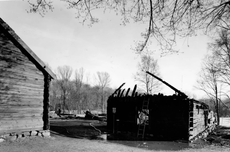 Brandkåren arbetar med eftersläckningsarbetet efter branden 2 maj 1962. Foto: Helsingborgs museum 62-393