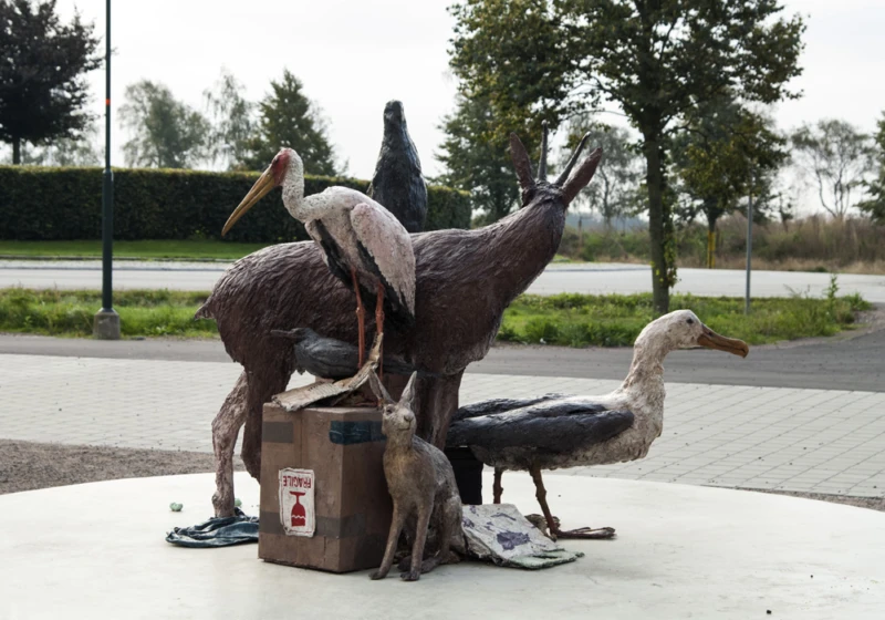 ” Fragile ” konstverk av Roland Persson på Mariastaden torg.