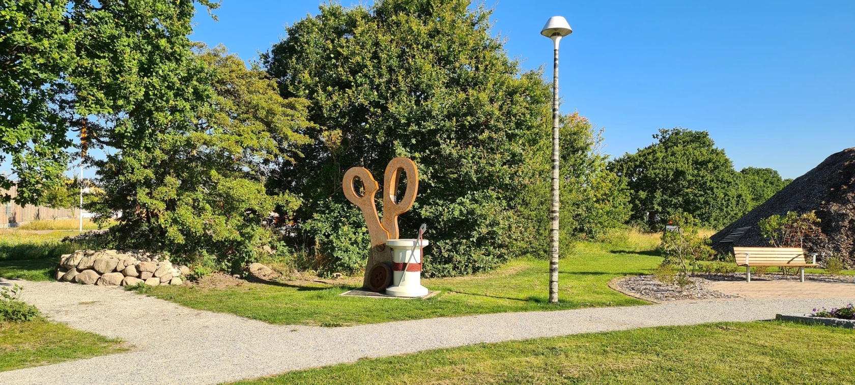 Skulptur i form av en jättestor sax och trådrulle.