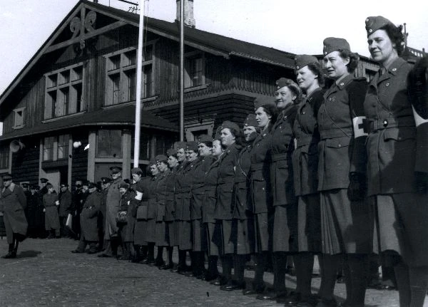 Röda korset vid Ångfärjestationen i mars 1945. Foto Helsingborgs museum.