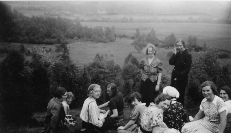 Svartvitt foto med kvinnor i naturen. 