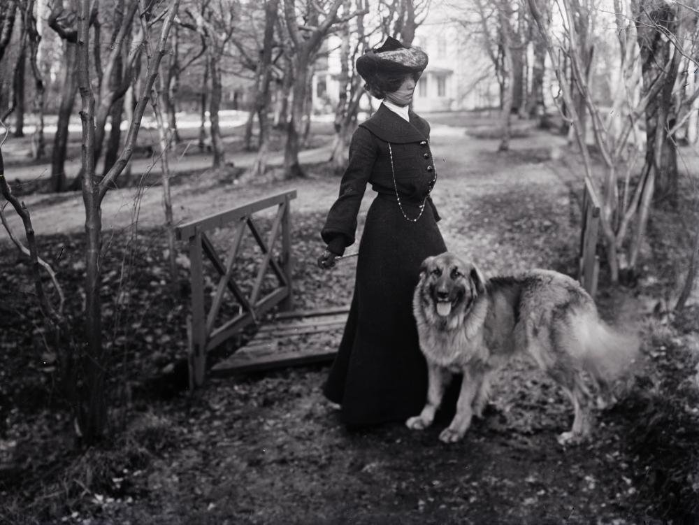 Gisela Trapp med hund i Fredriksdalsparken. Fotograf: Alfred B. Nilson