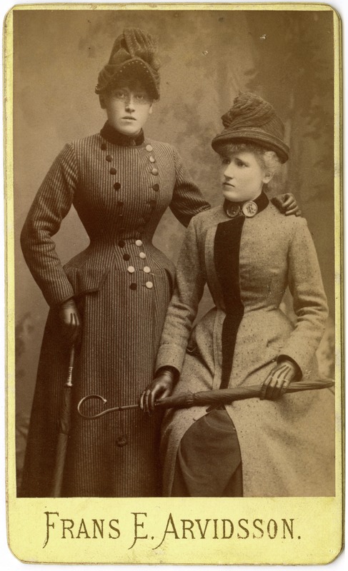 Svartvitt fotografi av Betty och Hulda Bohle taget av Frans E, Arvidsson i Helsingborg.