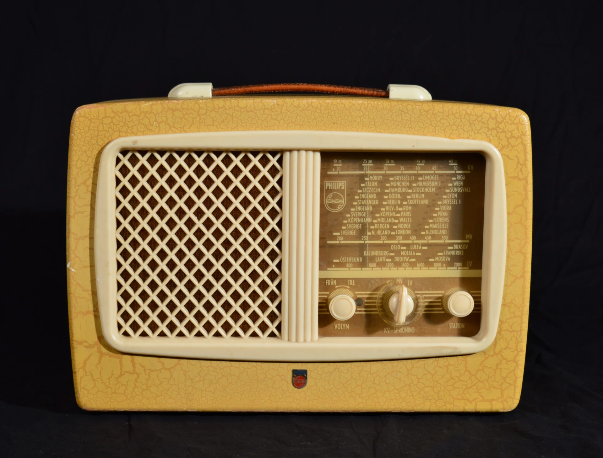 Bild av en radio från 1951. Radion av märket Philips är tillverkad i beige plast.