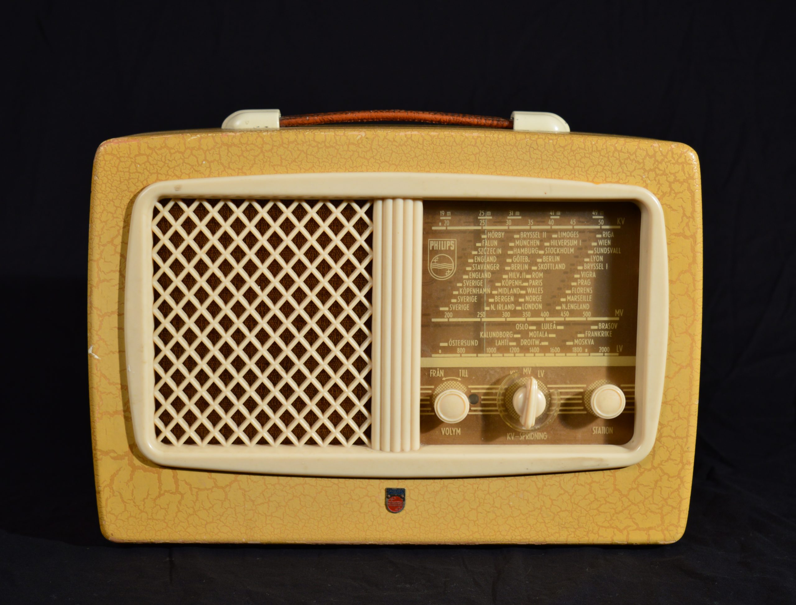 Bild av en radio från 1951. Radion av märket Philips är tillverkad i beige plast.