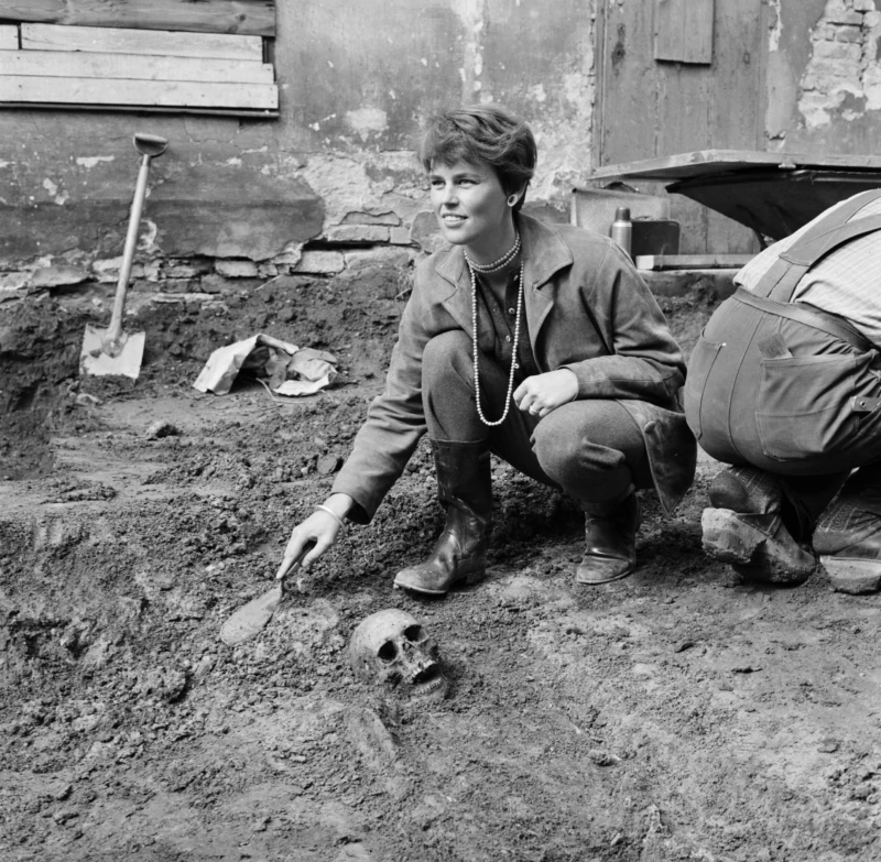 Margareta Weidhagen under grävningarna vid S.t Clemens kyrka och kyrkogård 1958.