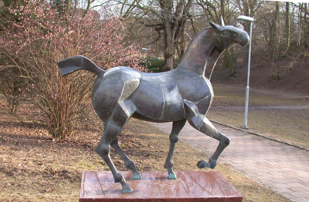 "Hästen" då den stod i Kopparmölleparken. Foto: Stig Billing, ur Helsingborgs museums samlingar.