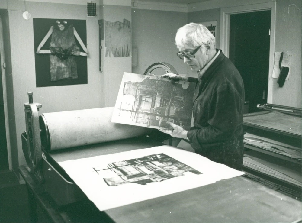 Josef Schibli i sin ateljé på Kullagatan år 1980. Fotograf: Putte Hallberg.