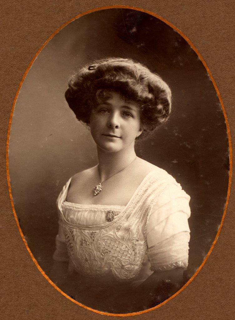 Porträtt av Ester Geijer född Henckel. Fotograf: Emil Bruno