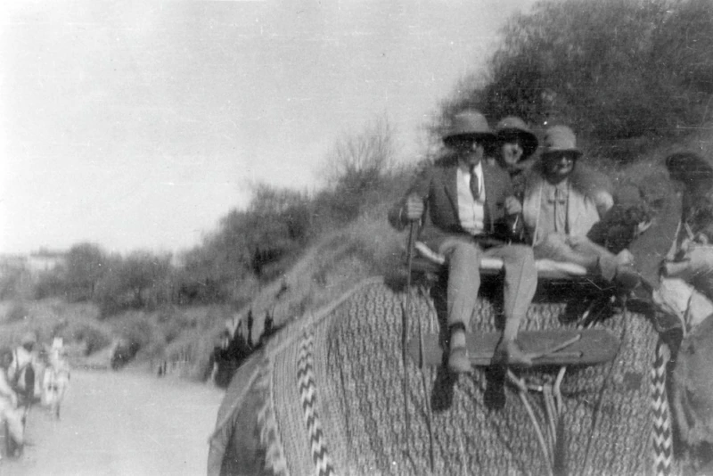 Fabian, Gösta och Hildur Brunnström ovanpå maharajadan i Jaipurs elefant, Moti eller Pärlan, längs vägen från Jaipur till Amberfortet. Indien, den 27, 28 eller 29 december 1926. Helsingborgs museum.