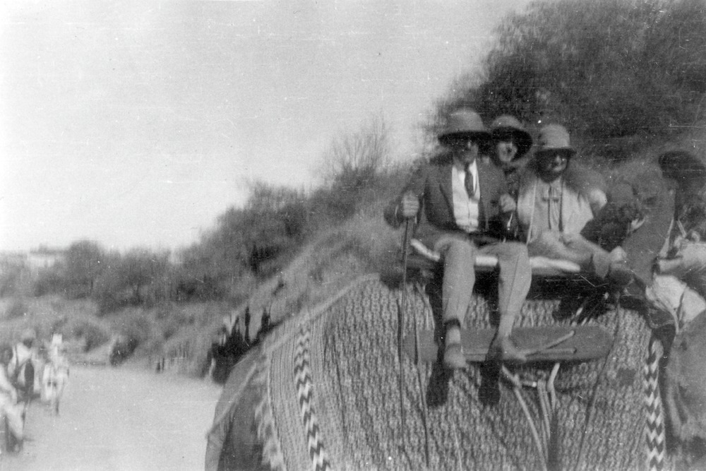 Fabian, Gösta och Hildur Brunnström ovanpå elefanten Moti eller Pärlan. Indien, på väg från Jaipur till Amberfortet.