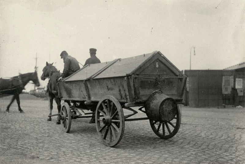 Hästekipage med vagn för latrin- eller hushållssopor. Helsingborg 1910-talet. Foto: Alfred B Nilsson. Helsingborgs museum.