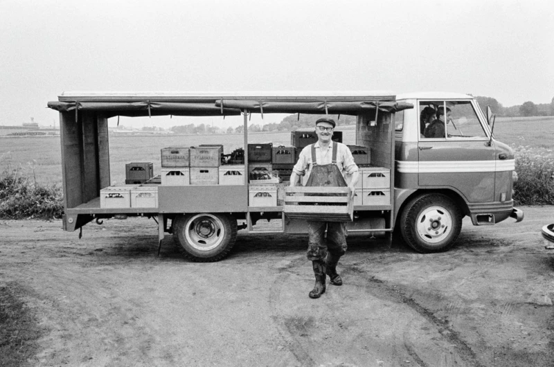 ”Drickabil” vid Raus stenkärlsfabrik 1973. Fotograf: Otto von Friesen. Helsingborgs museum.