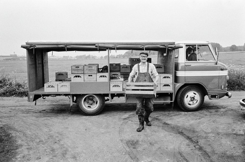 "Drickabil" vid Raus stenkärlsfabrik 1973. Fotograf: Otto von Friesen. Helsingborgs museum.
