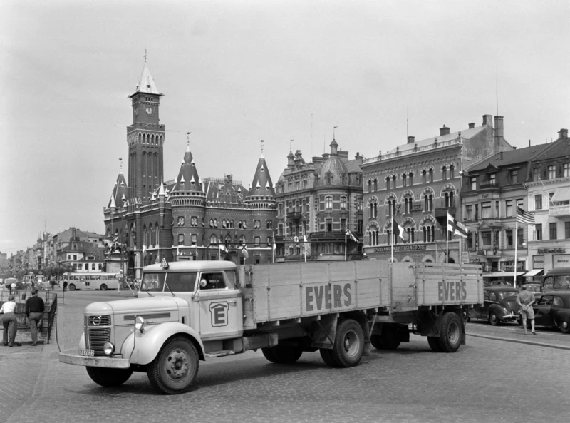 Lastbil tillhörande kemi- och takpappsfabriken Evers & Co AB vid inre hamnen 1953. Foto: Lindberg foto, Helsingborgs museum.
