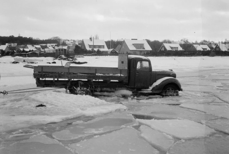Lastbil som gått genom isen vid Hittarp 1956. Foto: Lindberg foto. Helsingborgs museum.