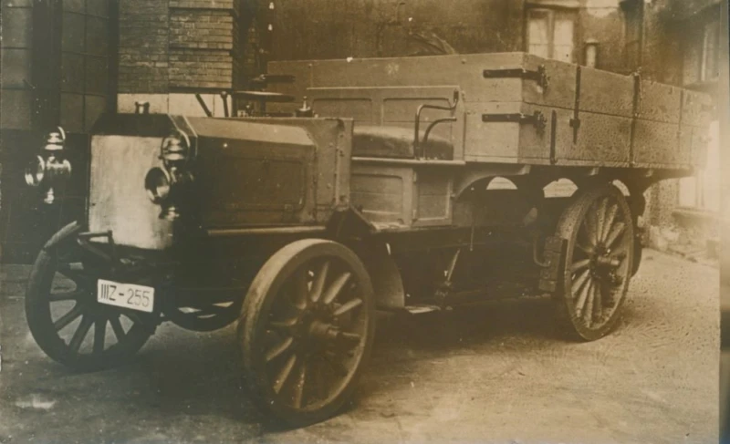Lastbil vid tiden för sekelskiftet 1900. Vykort, reklam för bilförsäljning m m i Hamburg. Foto: Helsingborgs museums samlingar.
