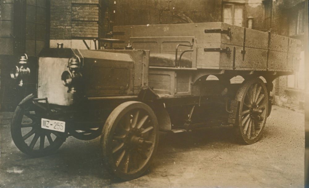 Lastbil vid tiden för sekelskiftet 1900. Vykort, reklam för bilförsäljning m m i Hamburg, Tyskland. Foto ur Helsingborgs museums samlingar.