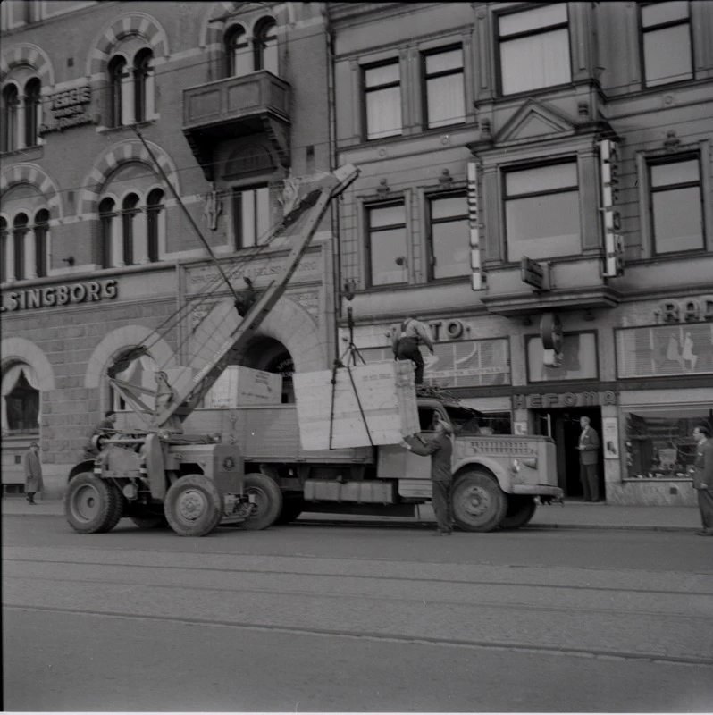 Tung varuleverans till Hefoma på Järnvägsgatan under mitten av 1950-talet. Helsingborgs museum.