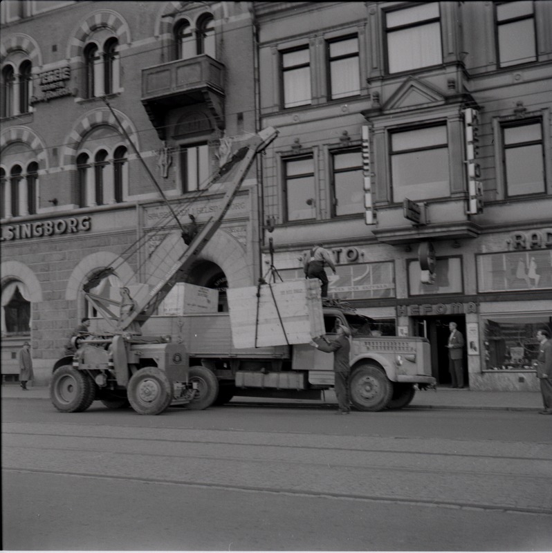 Tung varuleverans till Hefoma på Järnvägsgatan under mitten av 1950-talet. Helsingborgs museum.