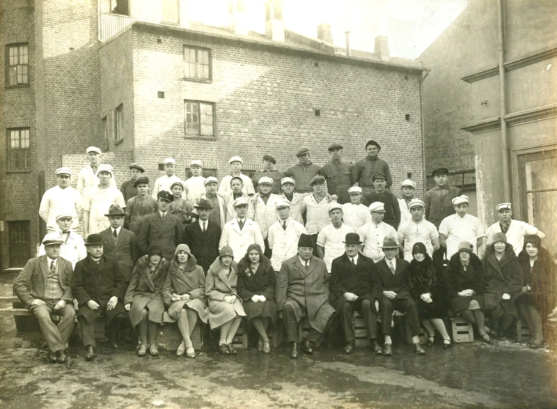 Margarinfabriken Kärnans personal år 1929. VD:n Theodor Bernstone sitter i grå rock i mitten av främre raden. Fotograf okänd, fotot tillhör Jan Sendelius.