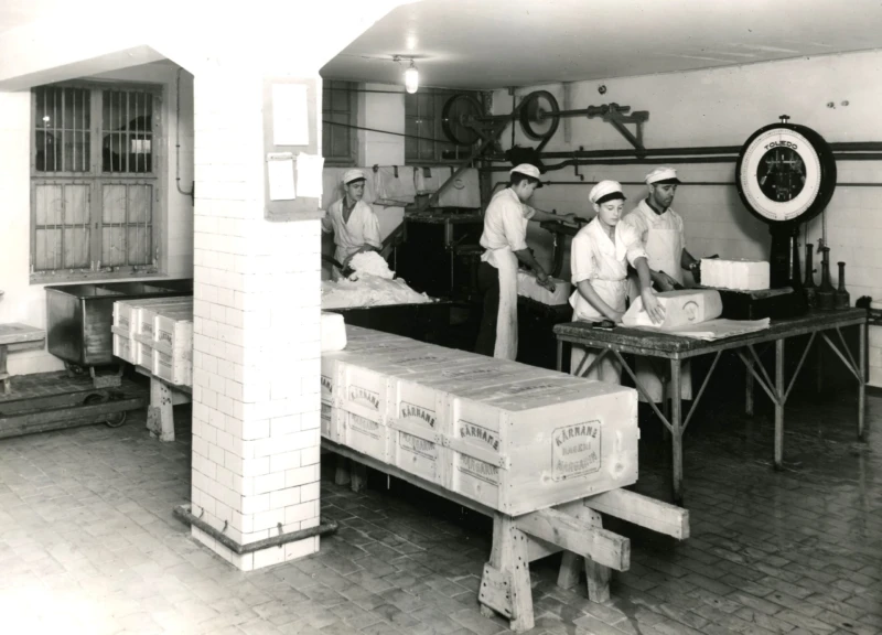 Interiör från produktionen. På bilden förpackas Kärnans bagerimargarin. Fotograf: Tönnessen. Fotot tillhör Jan Sendelius.