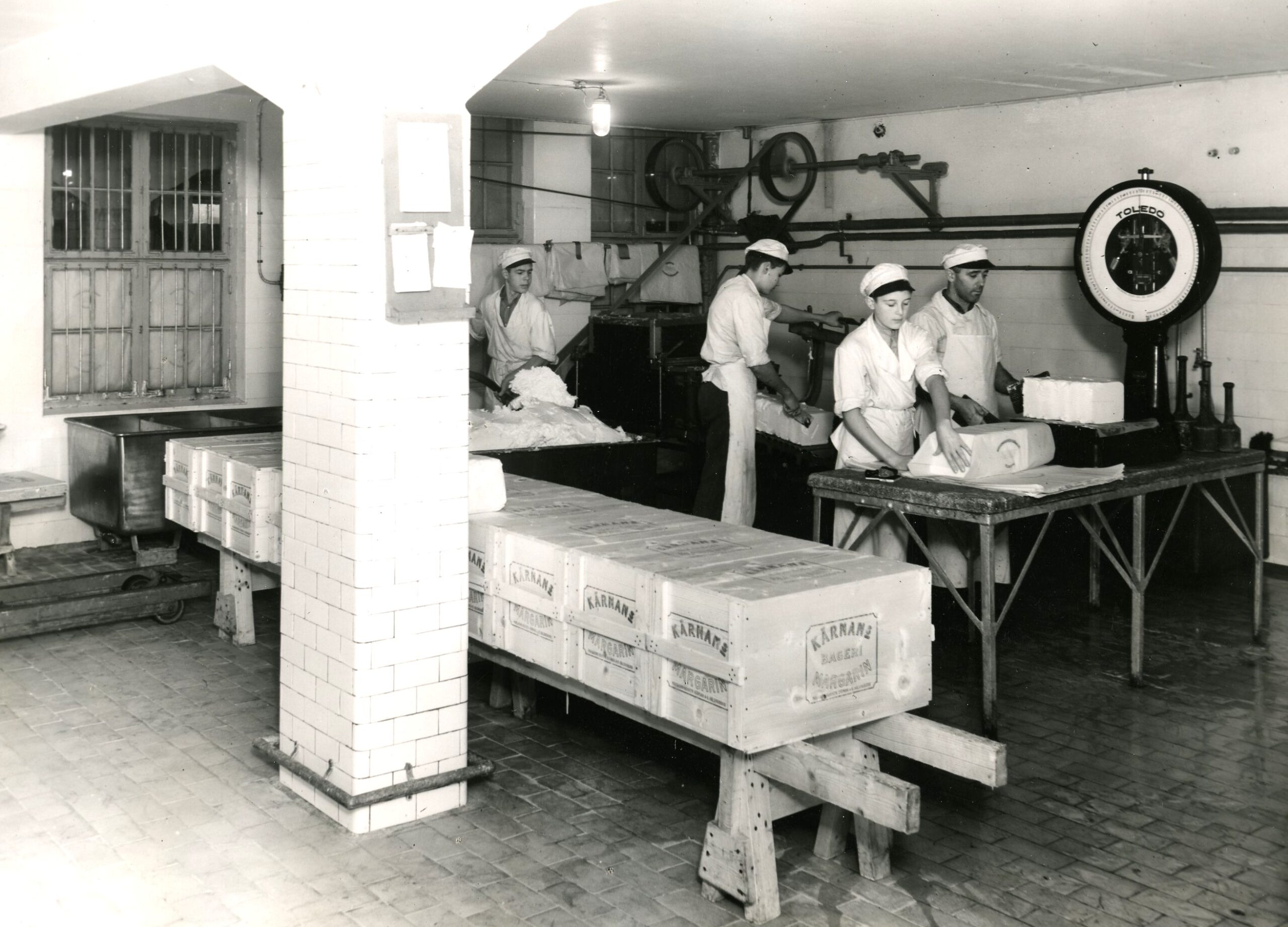 Interiör från produktionen. På bilden förpackas Kärnans bagerimargarin. Fotograf: Tönnessen. Fotot tillhör Jan Sendelius.