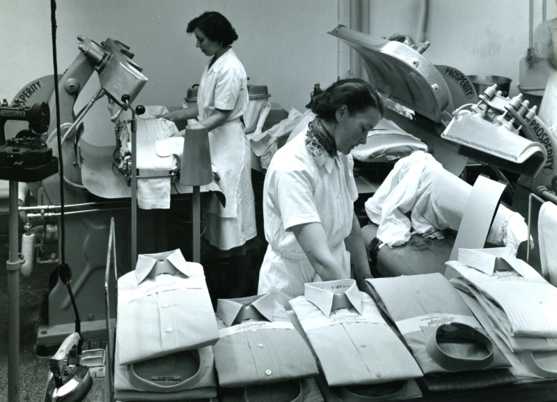 Skjortpressning på Tvättbolaget, foto från 1952. Fotograf C E Rosenberg. Fotot tillhör Jan Sendelius.