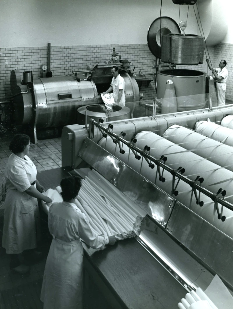 Tvättning, centrifugering och mangling. Foto 1952. Fotograf C E Rosenberg. Fotot tillhör Jan Sendelius.