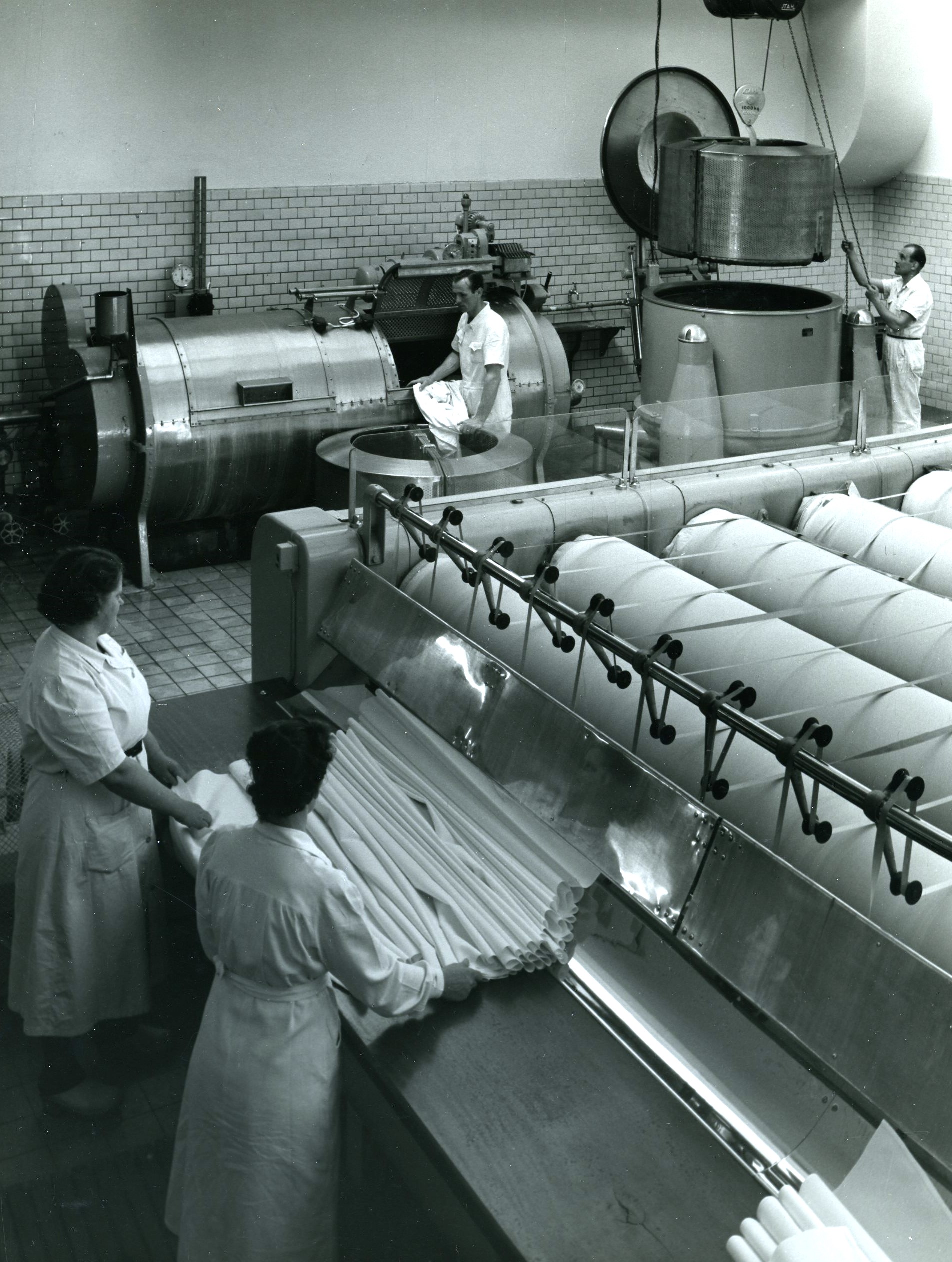 Tvättning, centrifugering och mangling. Foto 1952. Fotograf C E Rosenberg. Fotot tillhör Jan Sendelius.