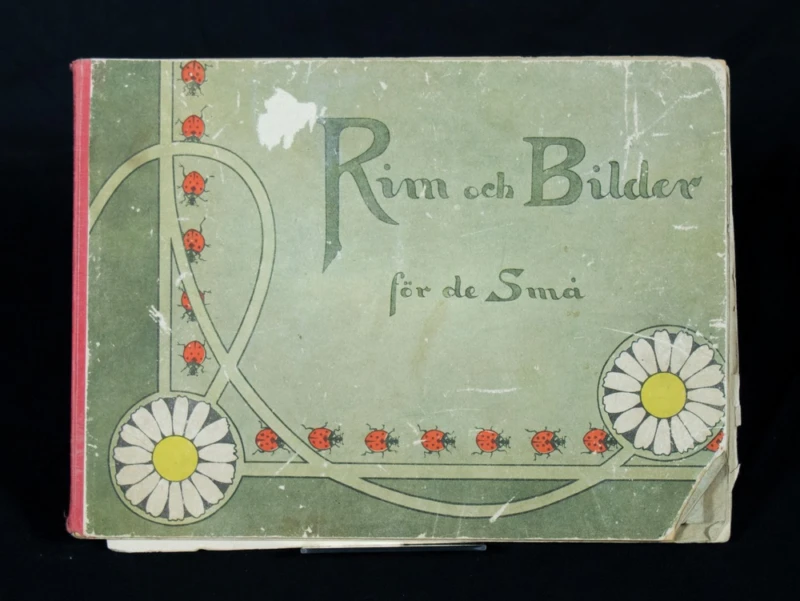 ”Rim och bilder för de Små”. Illustrerad barnbok på rim med bilder i flertryck, en av Wigströms många titlar. Boken illustrerades av Gisela Henckel, senare Trapp. Ur Helsingborgs museums samlingar.
