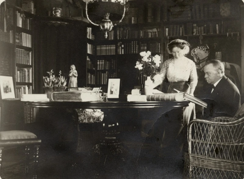 Gisela och Oscar Trapp i biblioteket på Fredriksdals herrgård 1910. Foto, Helsingborgs museum.