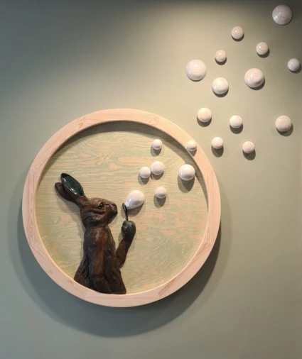 Konstverk med hare som blåser såpbubblor