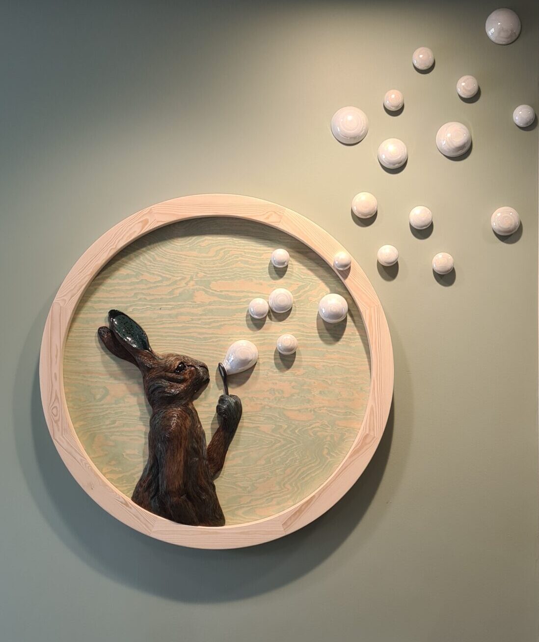 Konstverk med hare som blåser såpbubblor