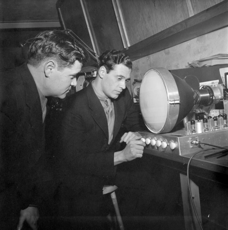 Karl-Erik och Helge Månsson med sin TV-prototyp 1951. Fotograf: Lindberg Foto