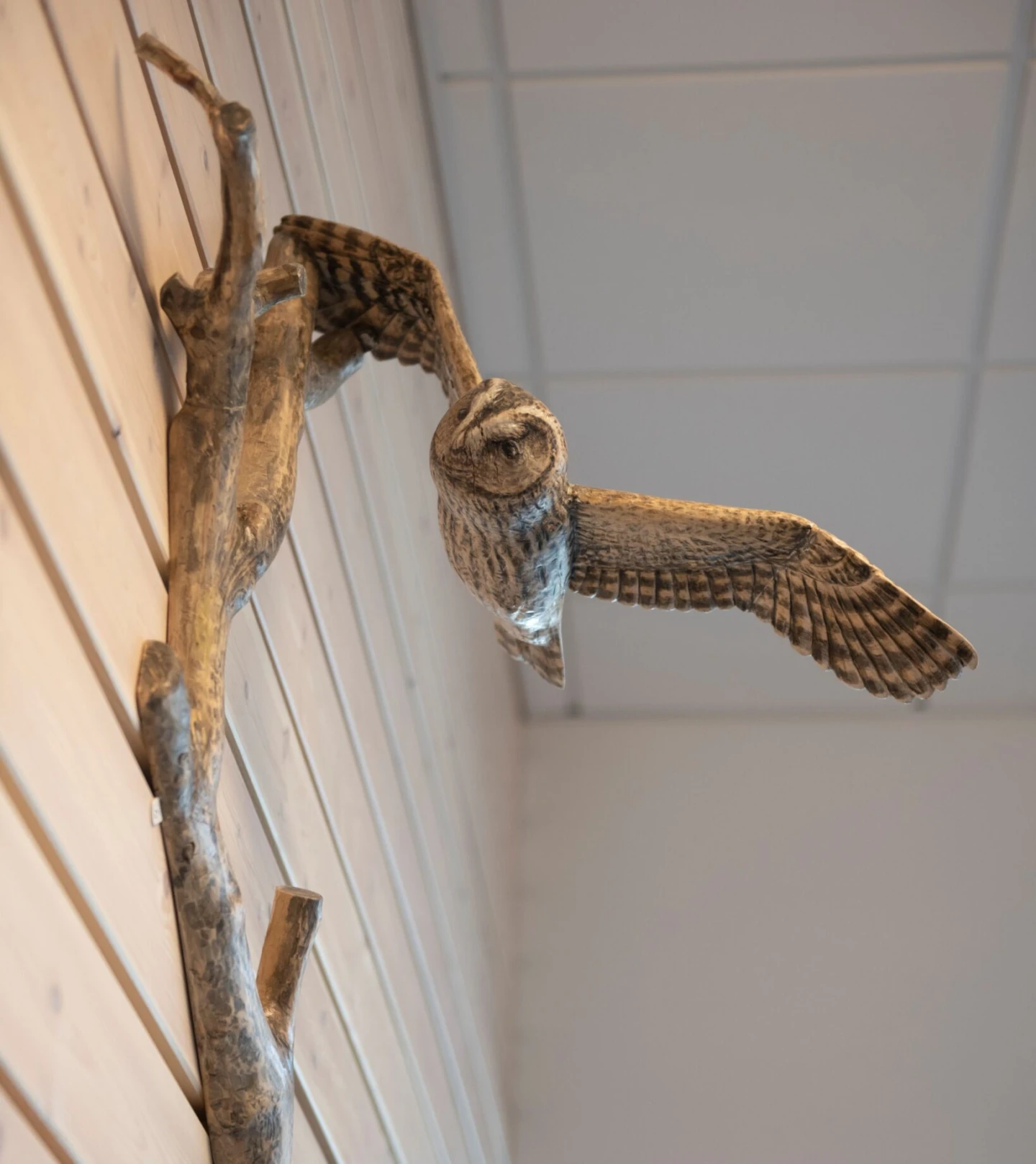 Skulptur av kattuggla i snidat trä.