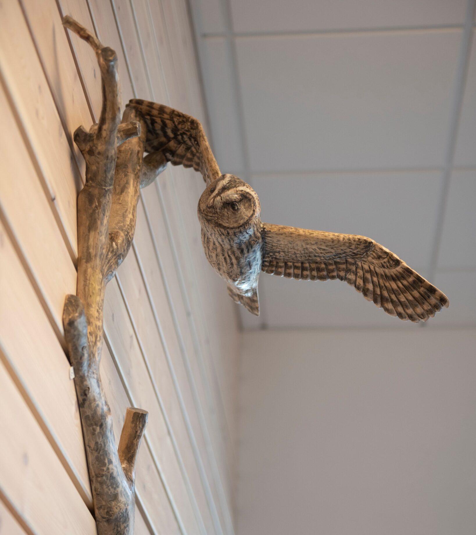 Skulptur av kattuggla i snidat trä.
