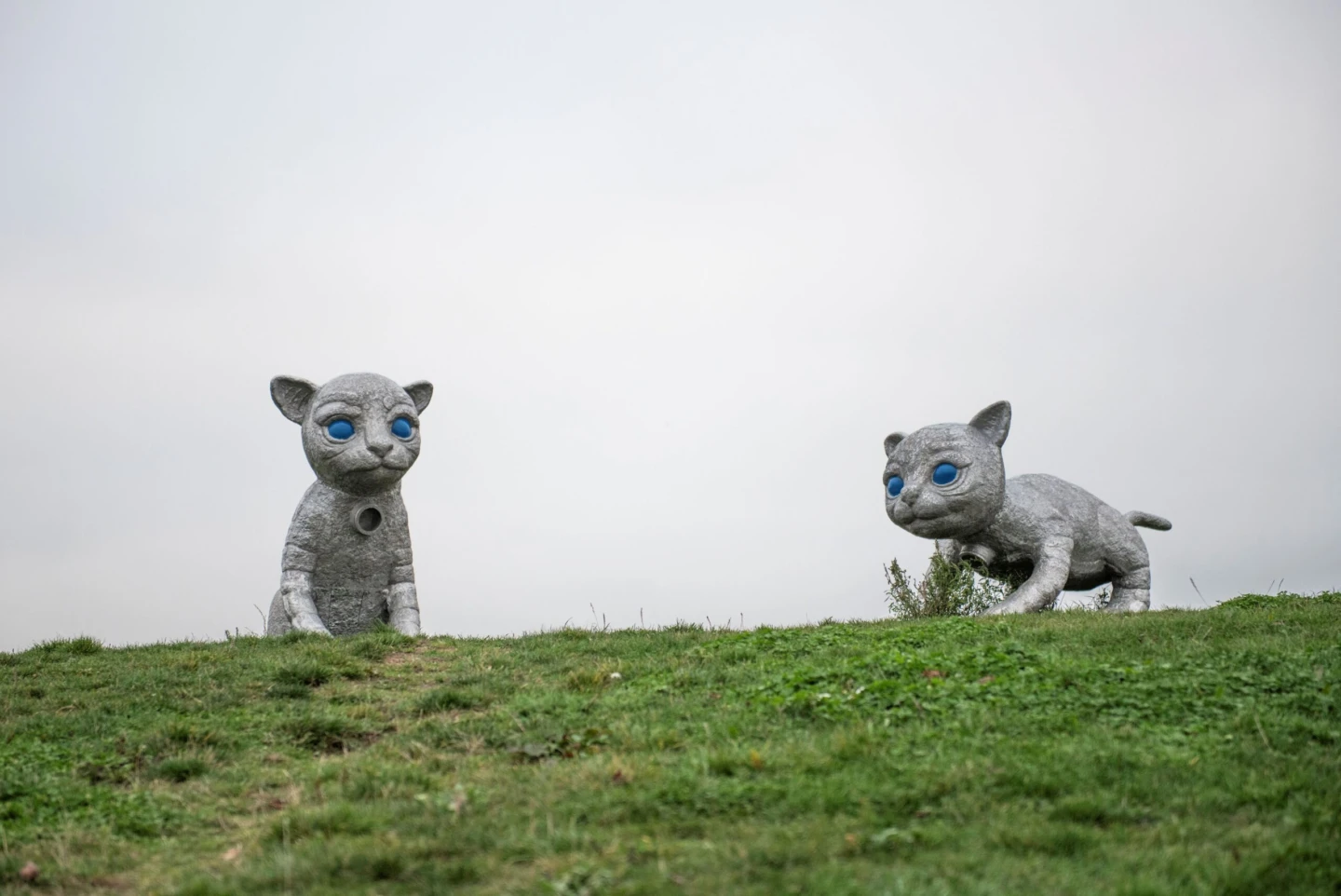 Skulpturer av två kattungar i vitmetall