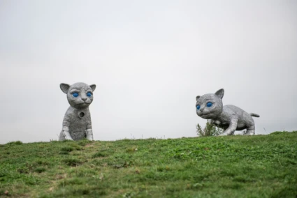 Skulpturer av två kattungar i vitmetall