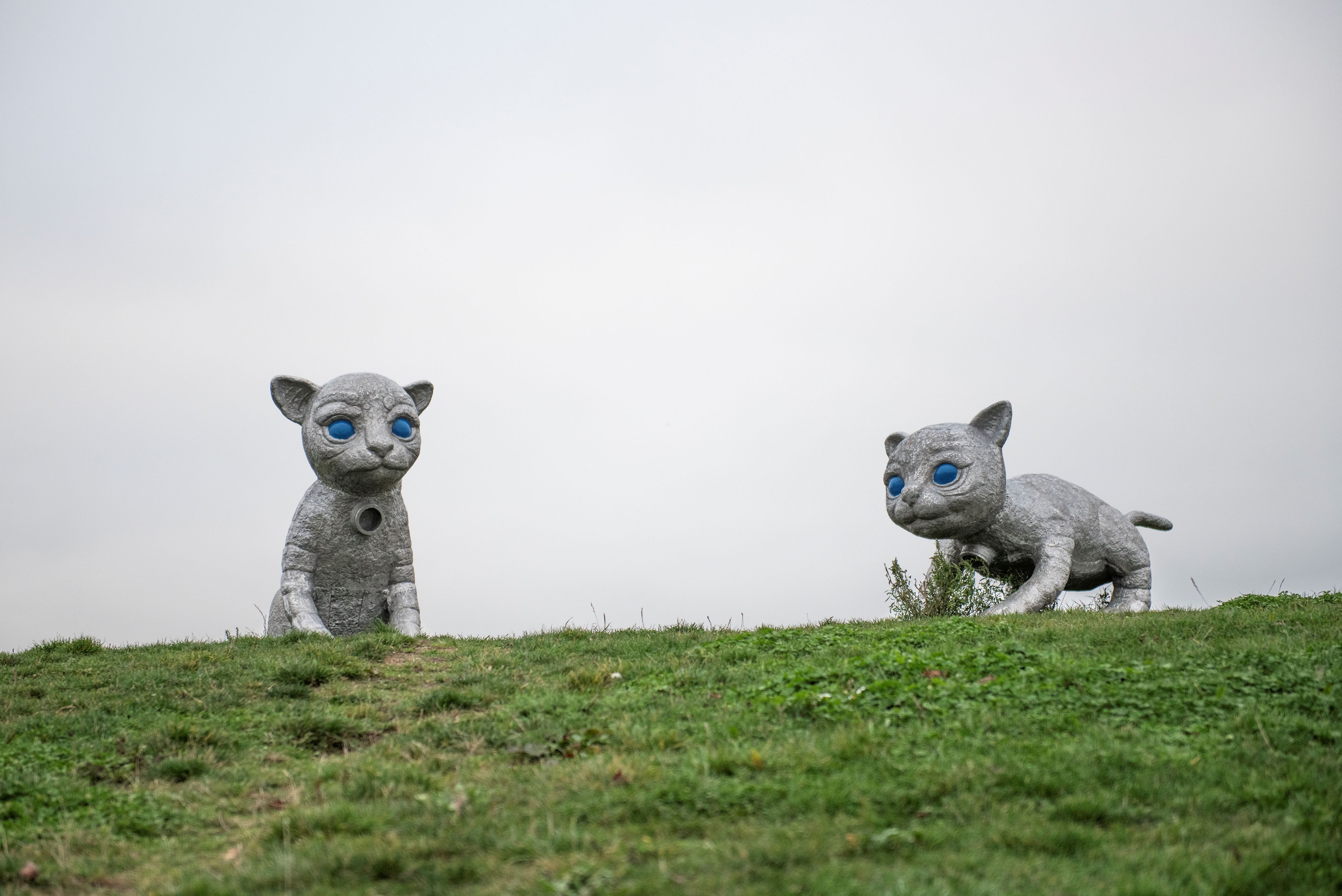 Skulpturer av två kattungar i vitmetall