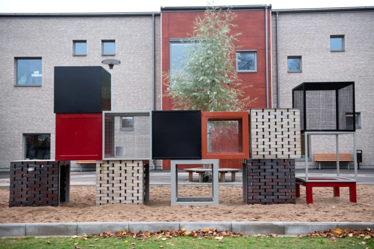 Lekskulptur med kuber.